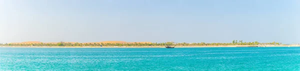 Blick auf die Insel Lulu in Abu Dhabi, deren unberührte Natur im Kontrast zur schnell entwickelten Stadt steht. — Stockfoto