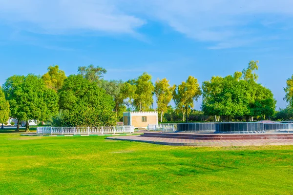 Gün batımını izleyen yerel aileler için popüler bir nokta olan Hili arkeoloji parkının manzarası — Stok fotoğraf