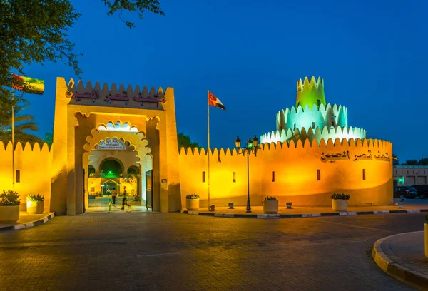 Pohled na staré palácové muzeum v Al Ain, v nigtu, UAE — Stock fotografie