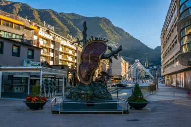 Andorra La Vella, Andorra, 29 Eylül 2017: Salvador Dali tarafından Andorra la Vella'da tasarlanan Noblesse du Temps heykeli