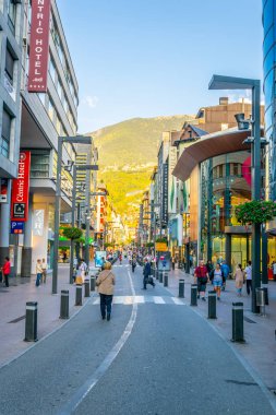 Andorra La Vella, Andorra, 29 Eylül 2017: Andorra la Vella'da insanlar bir alışveriş caddesinde dolaşıyor