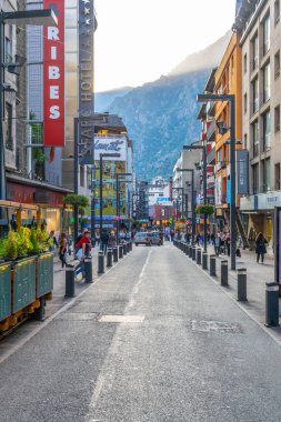 Andorra La Vella, Andorra, 29 Eylül 2017: Andorra la Vella'da insanlar bir alışveriş caddesinde dolaşıyor