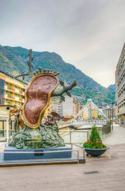 Andorra La Vella, Andorra, 30 Eylül 2017: Salvador Dali tarafından Andorra la Vella'da tasarlanan Noblesse du Temps heykeli