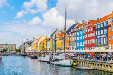 Kopenhag, Danimarka, 21 Ağustos 2016: Kopenhag'ın merkezindeki eski Nyhavn limanının görünümü, Danimarka.