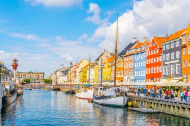 Kopenhag, Danimarka, 21 Ağustos 2016: Kopenhag'ın merkezindeki eski Nyhavn limanının görünümü, Danimarka.