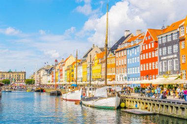 Kopenhag, Danimarka, 21 Ağustos 2016: Kopenhag'ın merkezindeki eski Nyhavn limanının görünümü, Danimarka.
