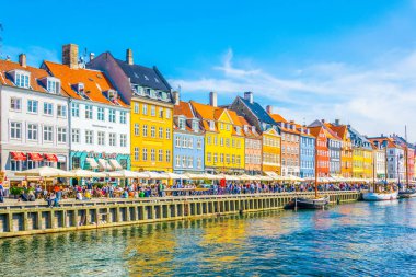 Kopenhag, Danimarka, 21 Ağustos 2016: Kopenhag'ın merkezindeki eski Nyhavn limanının görünümü, Danimarka.