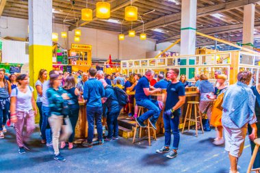 Kopenhag, Danimarka, 20 Ağustos 2016: Papiroen sokak gıda pazarında insanlar dolaşıyor, Danimarka.