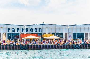 Kopenhag, Danimarka, 21 Ağustos 2016: Kopenhag Street Food Market Papiroen ve opera binası.