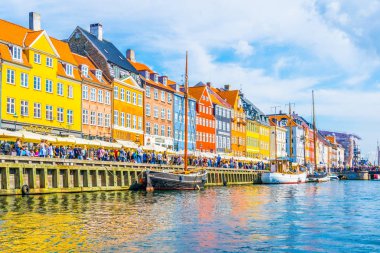 Kopenhag, Danimarka, 21 Ağustos 2016: Kopenhag'ın merkezindeki eski Nyhavn limanının görünümü, Danimarka.
