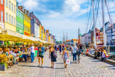 Kopenhag, Danimarka, 21 Ağustos 2016: Kopenhag'ın merkezindeki eski Nyhavn limanının görünümü, Danimarka.