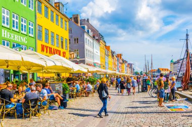 Kopenhag, Danimarka, 21 Ağustos 2016: Kopenhag'ın merkezindeki eski Nyhavn limanının görünümü, Danimarka.
