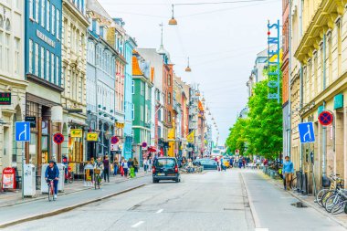 Kopenhag, Danimarka, 20 Ağustos 2016: Kopenhag'ın merkezinde bir ana caddenin görünümü, Danimarka.