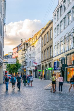 Kopenhag, Danimarka, 21 Ağustos 2016: Kopenhag'ın merkezinde dar bir caddenin görünümü, Danimarka.