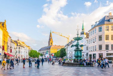 Kopenhag, Danimarka, 21 Ağustos 2016: Kopenhag'ın merkezinde bir meydanın görünümü, Danimarka.