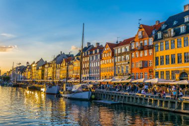 Kopenhag, Danimarka, 21 Ağustos 2016: Kopenhag'ın merkezindeki eski Nyhavn limanının gün batımı görünümü, Danimarka.