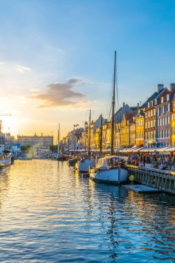 Kopenhag, Danimarka, 21 Ağustos 2016: Kopenhag'ın merkezindeki eski Nyhavn limanının gün batımı görünümü, Danimarka.