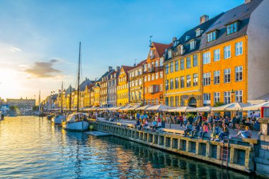 Kopenhag, Danimarka, 21 Ağustos 2016: Kopenhag'ın merkezindeki eski Nyhavn limanının gün batımı görünümü, Danimarka.