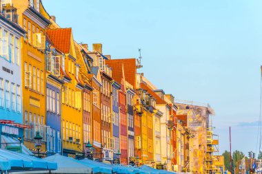 Kopenhag, Danimarka, 21 Ağustos 2016: Kopenhag'ın merkezindeki eski Nyhavn limanının gün batımı görünümü, Danimarka.