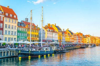 Kopenhag, Danimarka, 21 Ağustos 2016: Kopenhag'ın merkezindeki eski Nyhavn limanının gün batımı görünümü, Danimarka.
