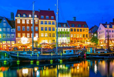 Kopenhag, Danimarka, 20 Ağustos 2016: Kopenhag'ın merkezindeki eski Nyhavn limanının gece manzarası, Danimarka.