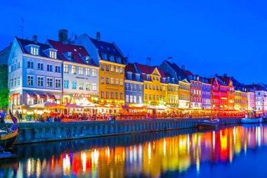 Kopenhag, Danimarka, 20 Ağustos 2016: Kopenhag'ın merkezindeki eski Nyhavn limanının gece manzarası, Danimarka.