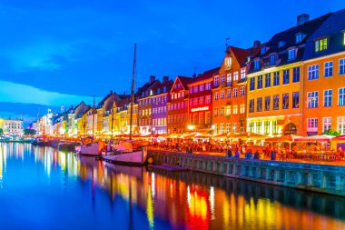 Kopenhag, Danimarka, 20 Ağustos 2016: Kopenhag'ın merkezindeki eski Nyhavn limanının gece manzarası, Danimarka.
