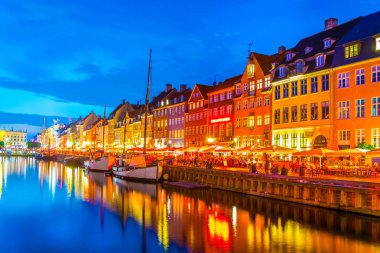 Kopenhag, Danimarka, 20 Ağustos 2016: Kopenhag'ın merkezindeki eski Nyhavn limanının gece manzarası, Danimarka.