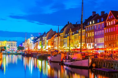 Kopenhag, Danimarka, 20 Ağustos 2016: Kopenhag'ın merkezindeki eski Nyhavn limanının gece manzarası, Danimarka.