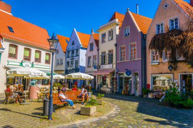 Bremen, Almanya, 30 Ağustos 2016: İnsanlar Bremen, Almanya'daki Schnoor semtinde dolaşıyor.