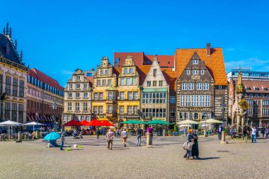 Bremen, Almanya, 30 Ağustos 2016: İnsanlar Bremen, Almanya'nın merkezinde bremen Roland heykeli ile marktplatz meydanında yürüyorlar.