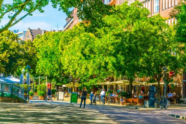 Bremen, Almanya, 30 Ağustos 2016: İnsanlar Bremen, Almanya'da weser nehir kenarında geziniyor.
