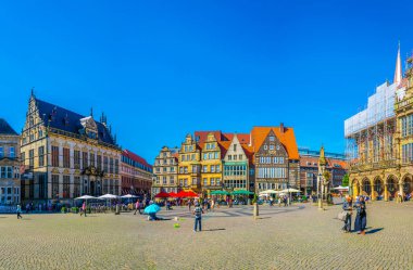 Bremen, Almanya, 30 Ağustos 2016: İnsanlar Bremen, Almanya'nın merkezinde bremen Roland heykeli ile marktplatz meydanında yürüyorlar.