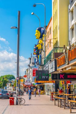 Hamburg, Almanya, 29 Ağustos 2016: Hamburg, Almanya'nın merkezindeki reeperbahn sokağının görünümü.