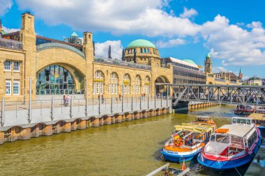 Hamburg, Almanya, 29 Ağustos 2016: Almanya'nın Hamburg limanında elbe nehir kenarı görünümü.