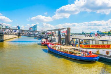 Hamburg, Almanya, 29 Ağustos 2016: Almanya'nın Hamburg limanında elbe nehir kenarı görünümü.