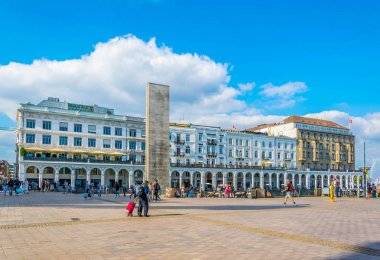 Hamburg, Almanya, 29 Ağustos 2016: Hamburg, Almanya'da kleine alster kanalının yanında binaların görünümü.