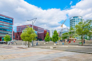 Hamburg, Almanya, 29 Ağustos 2016: İnsanlar, Almanya'nın Hamburg şehrindeki hafencity semtinde dolaşıyor.