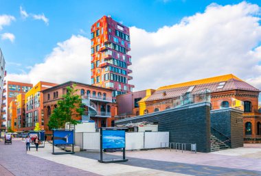 Hamburg, Almanya, 29 Ağustos 2016: İnsanlar, Almanya'nın Hamburg şehrindeki hafencity semtinde dolaşıyor.