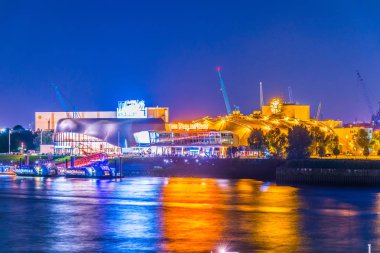 Hamburg, Almanya, 29 Ağustos 2016: Hamburg'daki aslan kral müzikal binasının gece manzarası, Almanya.
