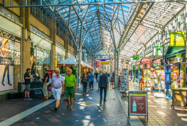 Bremen, Almanya, 30 Ağustos 2016: İnsanlar Bremen, Almanya'nın merkezindeki Domshof geçidinden geçiyor.