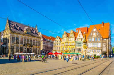 Bremen, Almanya, 30 Ağustos 2016: İnsanlar Bremen, Almanya'nın merkezinde bremen Roland heykeli ile marktplatz meydanında yürüyorlar.