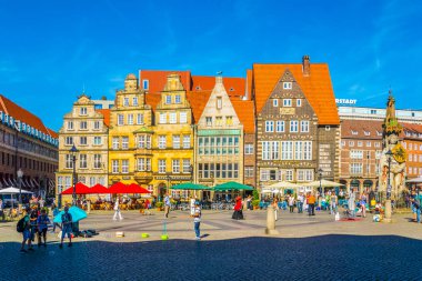 Bremen, Almanya, 30 Ağustos 2016: İnsanlar Bremen, Almanya'nın merkezindeki markt meydanında yürüyorlar.