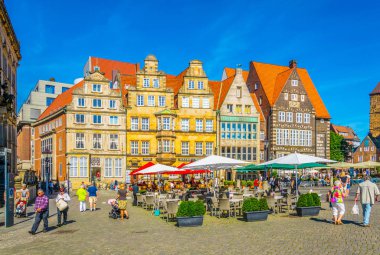 Bremen, Almanya, 30 Ağustos 2016: İnsanlar Bremen, Almanya'nın merkezindeki markt meydanında yürüyorlar.