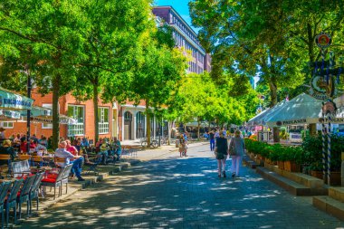 Bremen, Almanya, 30 Ağustos 2016: İnsanlar Bremen, Almanya'da weser nehir kenarında geziniyor.