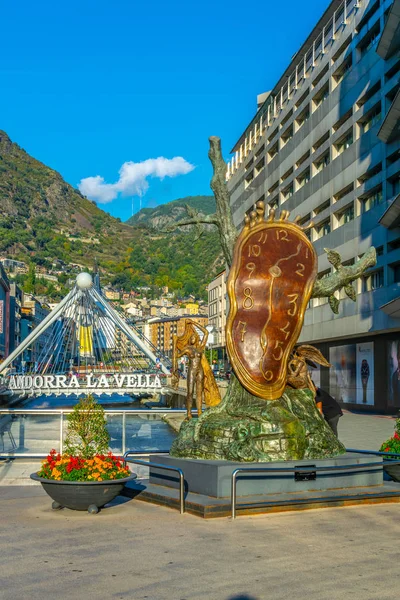 ANDORRA LA VELLA, ANDORRA, 29 DE SEPTIEMBRE DE 2017: Escultura Noblesse du Temps diseñada por Salvador Dalí en Andorra la Vella — Foto de Stock