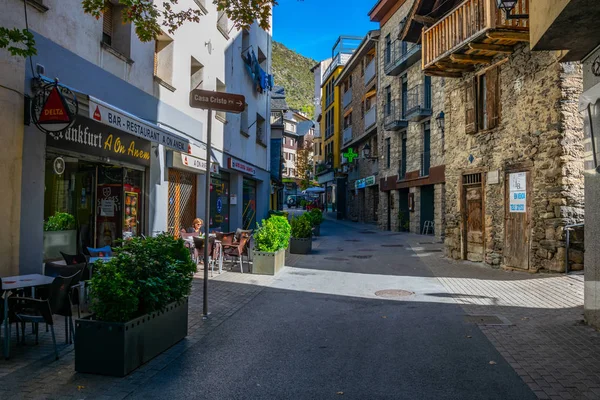 LES BONS, ANDORRA, 29 de setembro de 2017: Vista de uma rua comercial no centro de Les Bons, Andorra — Fotografia de Stock