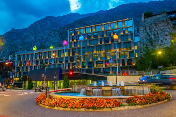 ANDORRA LA VELLA, ANDORRA, 29 DE SEPTIEMBRE DE 2017: Vista al atardecer de la plaza de los siete poetas en Andorra la Vella — Foto de Stock