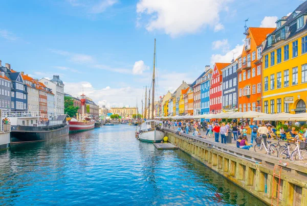 Koppenhága, Dánia, August 21, 2016: kilátás a régi Nyhavn kikötő a központi Koppenhága, Dánia. — Stock Fotó