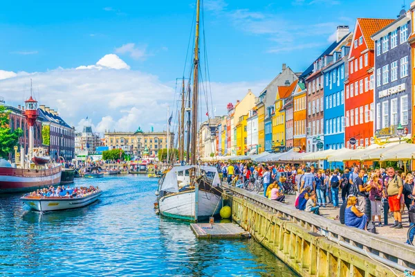 COPENHAGEN, DENMARK, AUGUST 21, 2016: Utsikt over gamle Nyhavn i København sentrum . – stockfoto